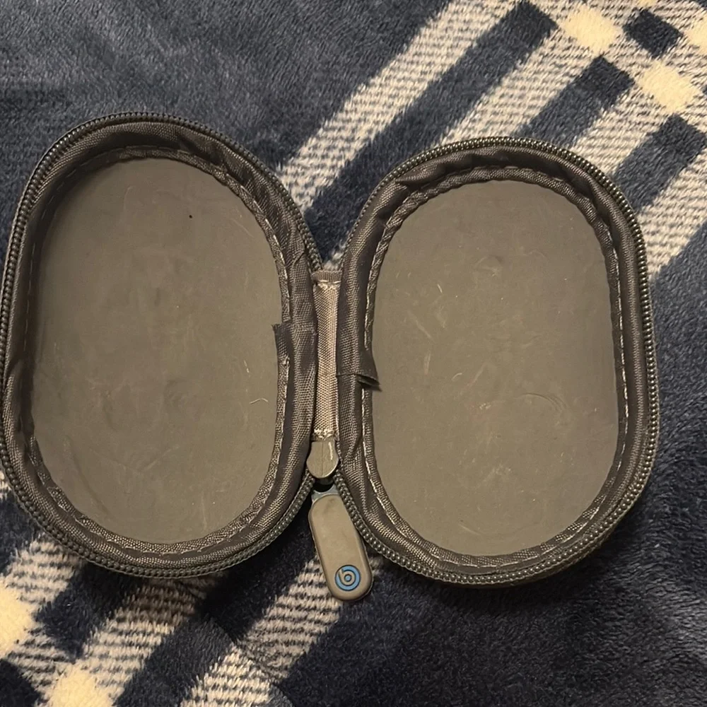 Gray small ear phone case.